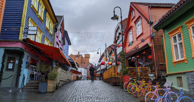 Rua em Stavanger, Noruega, com casinhas coloridas. 